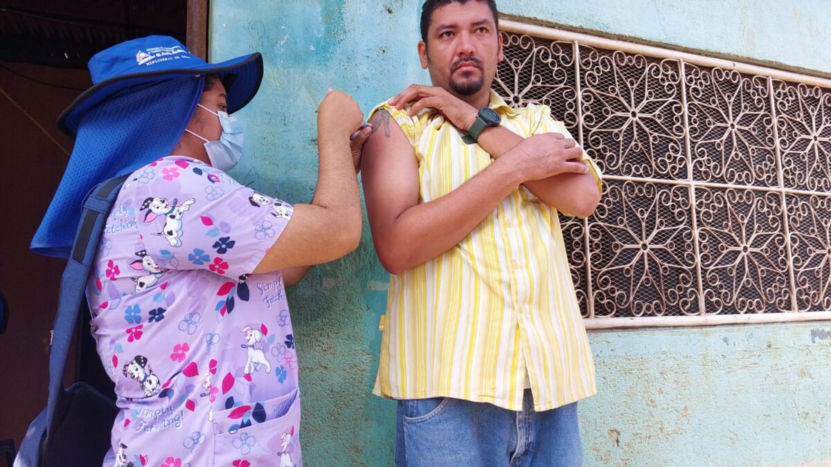 Médicos instan a nicaragüenses cumplir esquema de vacunas contra la Covid-19