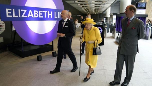 Reina Isabel II inaugura una línea de metro que lleva su nombre en Londres