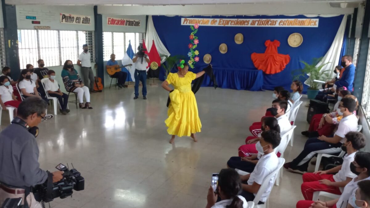 Maestros comparten sus talentos artísticos con los alumnos del Ramírez Goyena