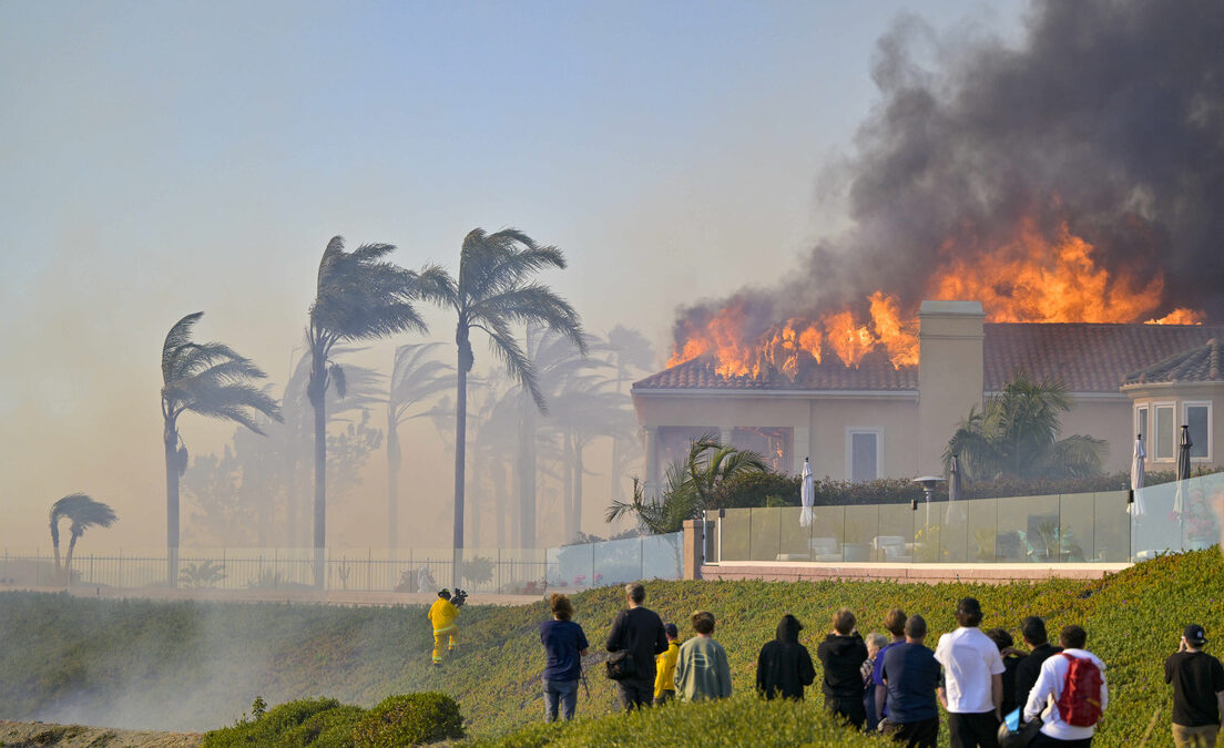 Al menos 20 mansiones son destruidas por un incendio forestal en California