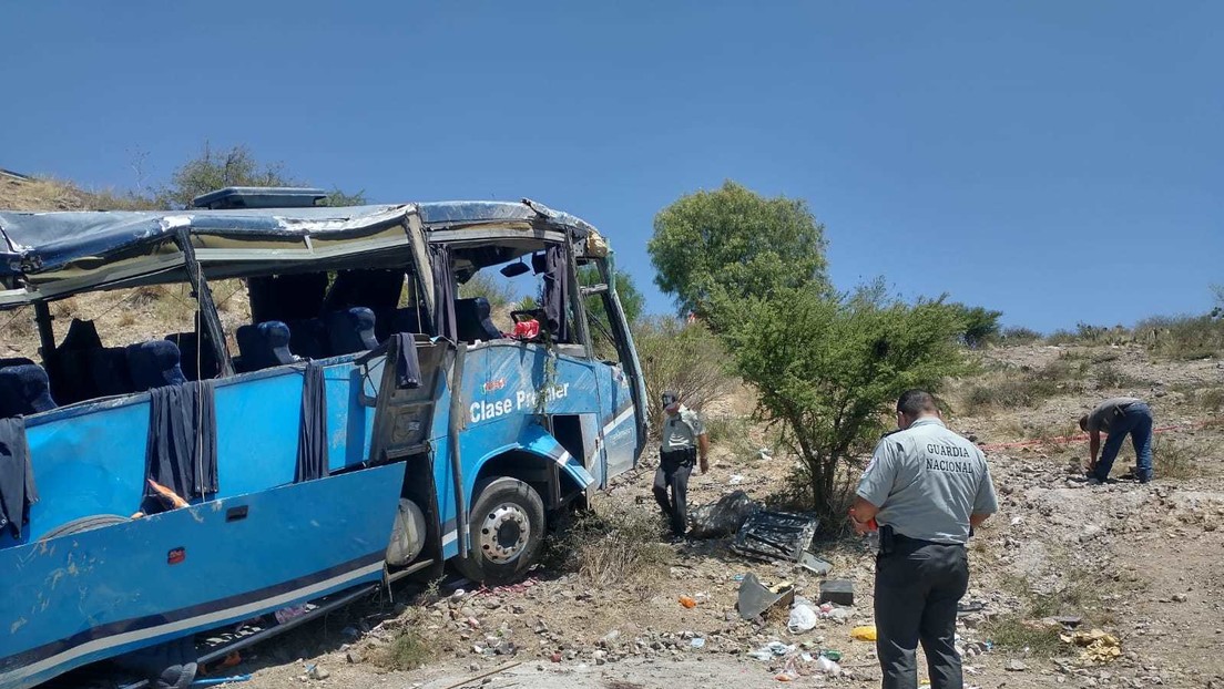 México: al menos seis muertos y 19 heridos deja volcadura de un autobús