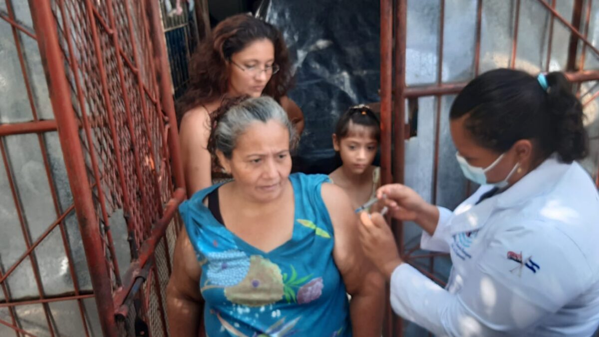 Mujeres, las que más se vacunan contra la Covid-19 en Nicaragua