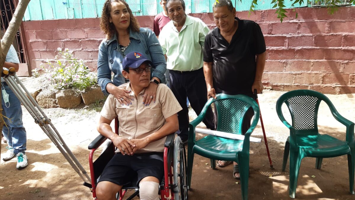 Personas con discapacidad reciben sillas de ruedas gratuitas en Managua