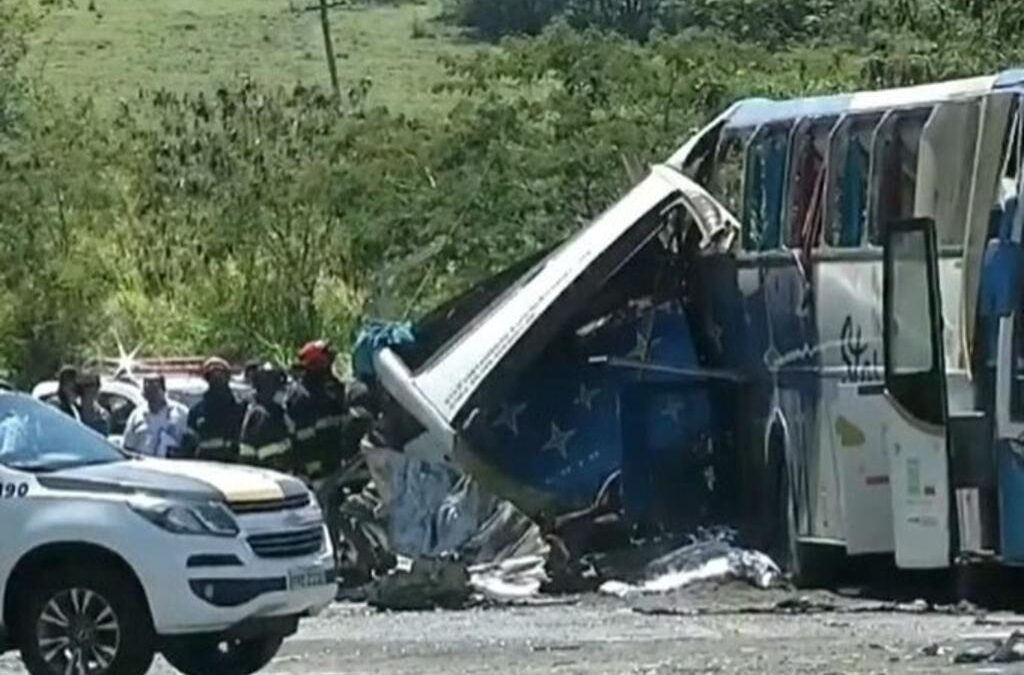 Al menos 11 personas murieron tras colisión entre autobús y camión en Brasil