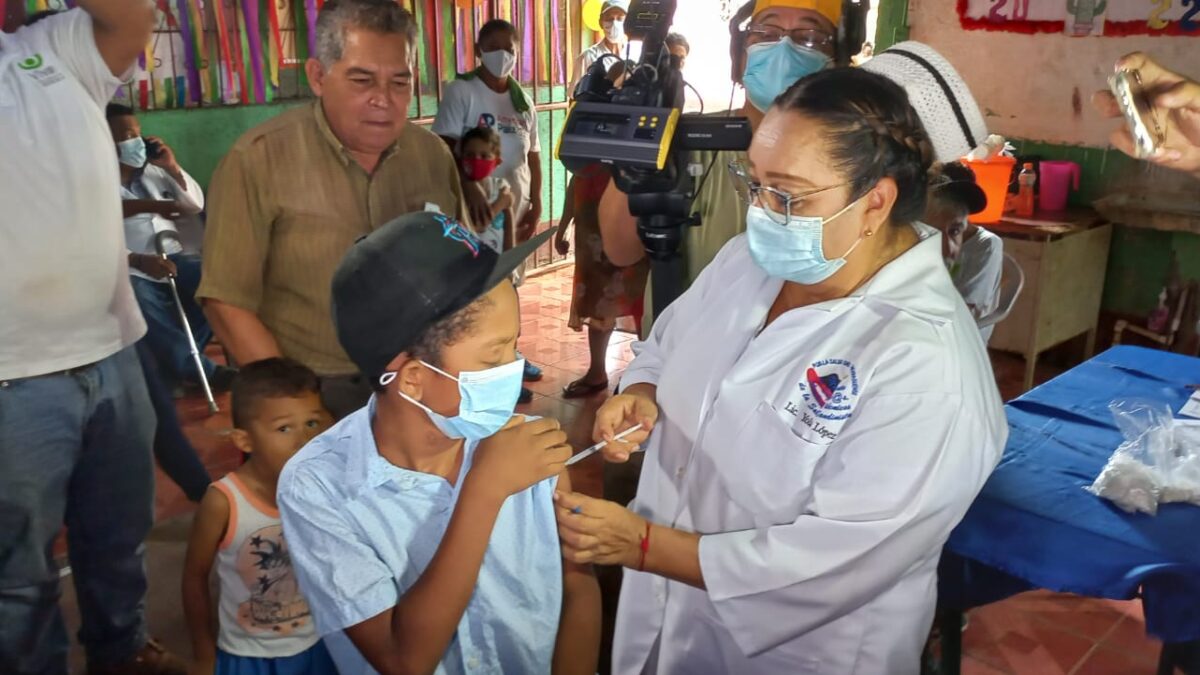 Pobladores de Villa Revolución inician segundo esquema de vacunación