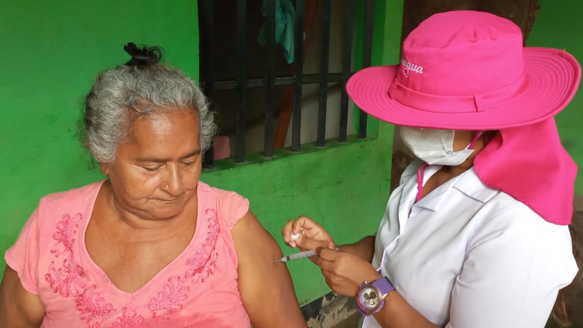 Avanza vacunación contra la Covid-19 y la Influenza en Managua