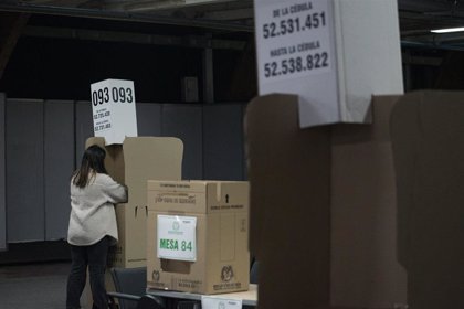 Abren urnas para elecciones históricas en Colombia