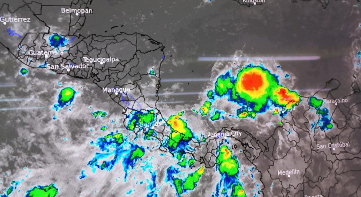 Disturbio tropical continúa fortaleciéndose