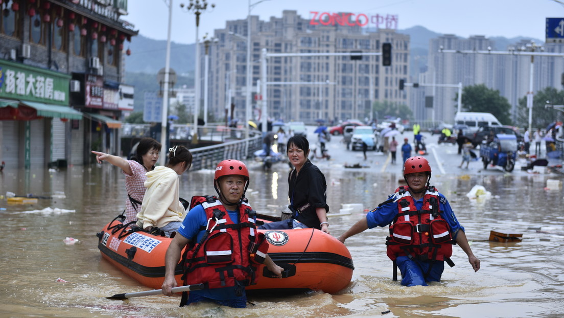 Evacúan a decenas de miles de personas en China por fuertes inundaciones