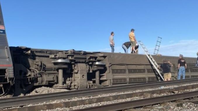 Al menos 3 muertos y más de 50 heridos al descarrilarse un tren en EE.UU.
