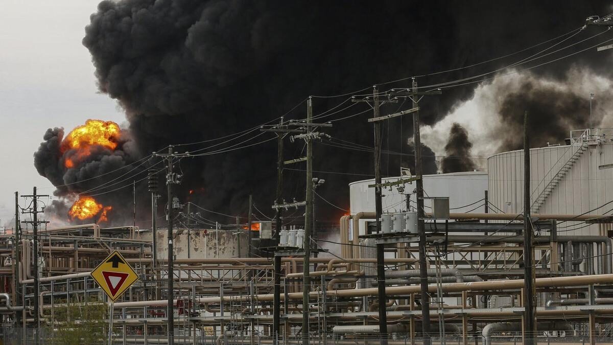 Voraz incendio deja un muerto en una planta petroquímica en Shanghái