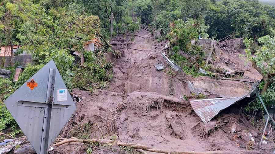Intensas lluvias en El Salvador dejan al menos seis muertos y deslizamientos
