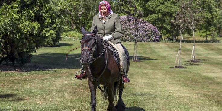 Reina Isabel II vuelve a montar a caballo a sus 96 años