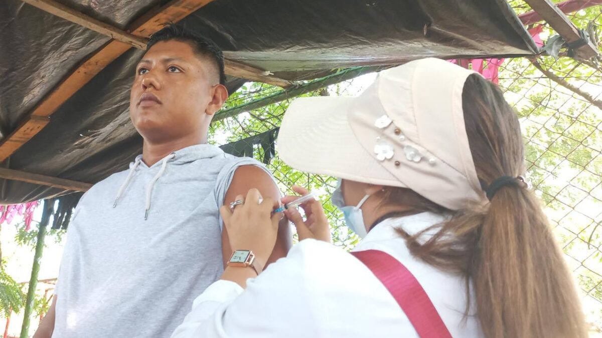 Jornada de vacunación amplía protección en el barrio Adolfo Reyes