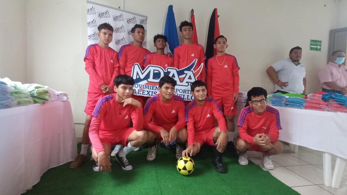 Jóvenes organizados en equipos de fútbol sala reciben uniformes nuevos