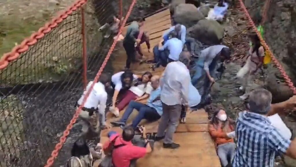 10 lesionados deja el colapso de un puente colgante en México