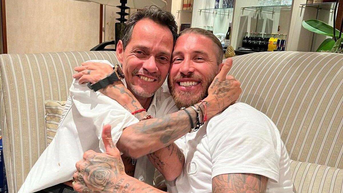 Marc Anthony y Sergio Ramos presumen su amistad con un beso