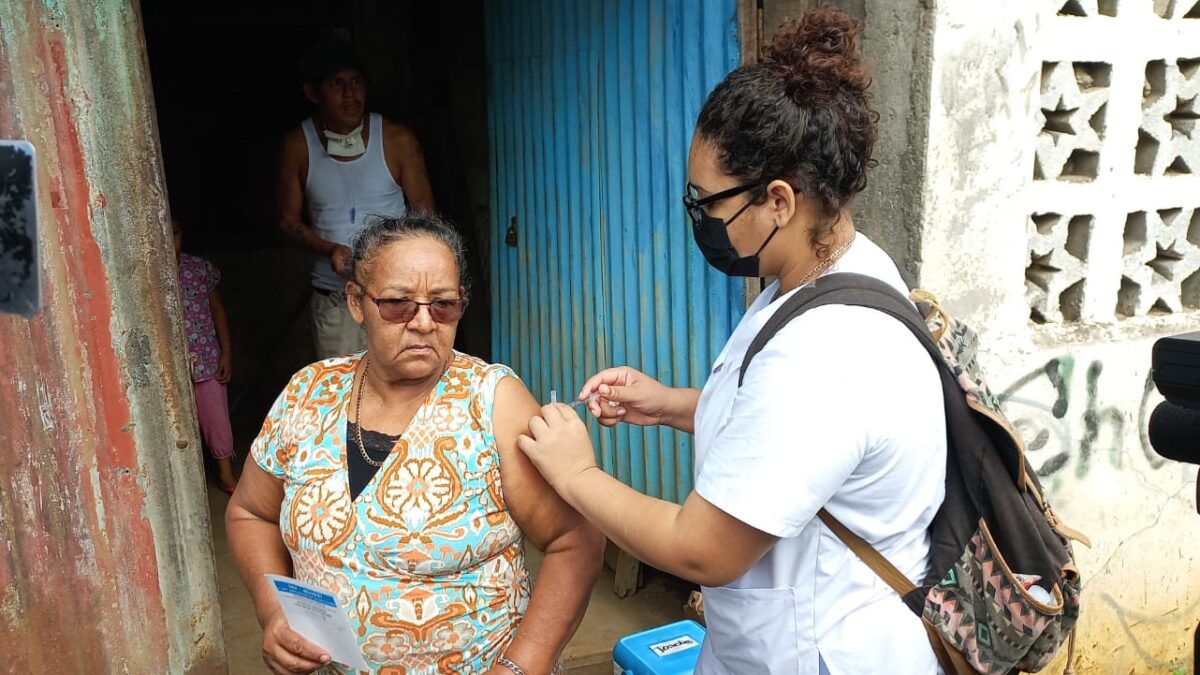 Más personas se vacunan contra la Covid-19 en los barrios de Managua