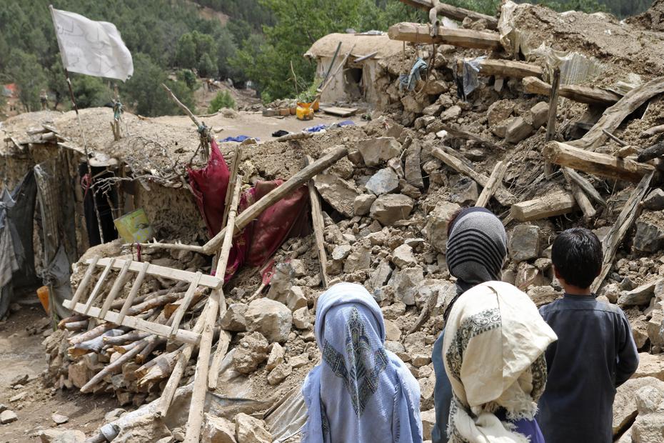 Registran 155 niños muertos y 250 heridos tras terremoto en Afganistán  