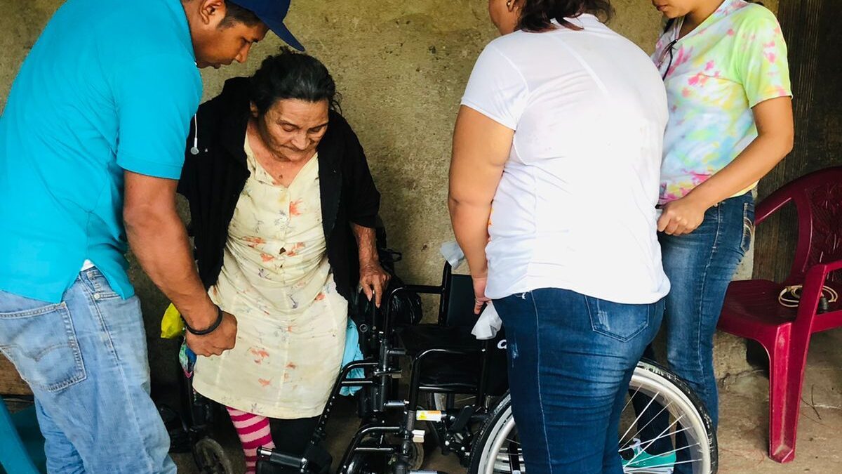 Autoridades entregan 60 sillas de ruedas a familias de Nueva Segovia