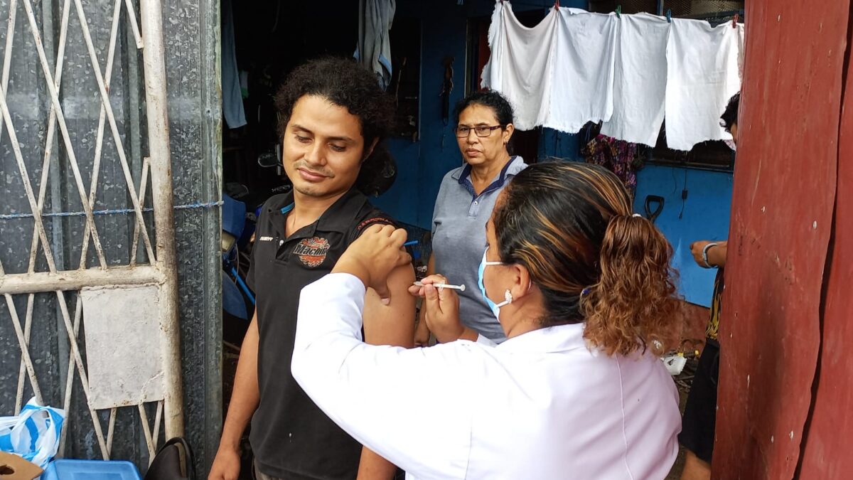 Vacunan contra la Covid-19 a los habitantes del barrio Carlos Núñez