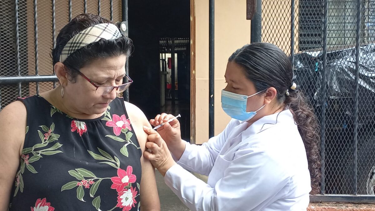 Vacunan contra la Covid-19 a los habitantes del barrio Altagracia