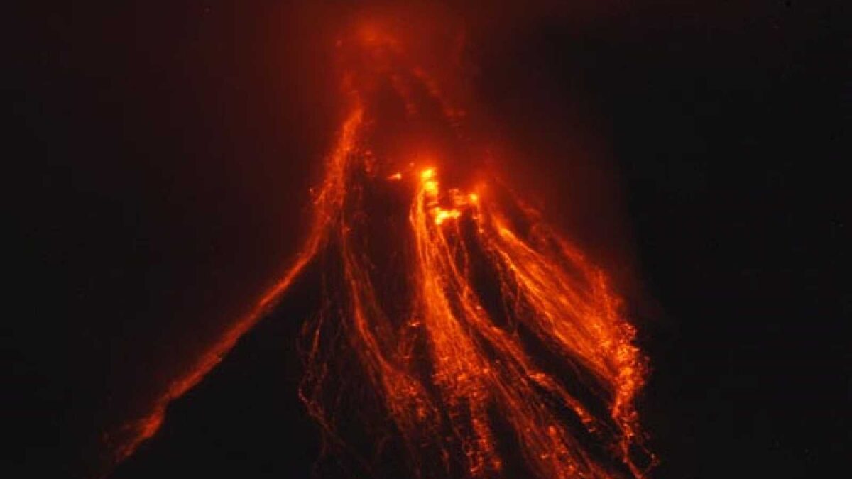 Volcán filipino Bulusan lanza columna de humo de 1 kilómetro de altura