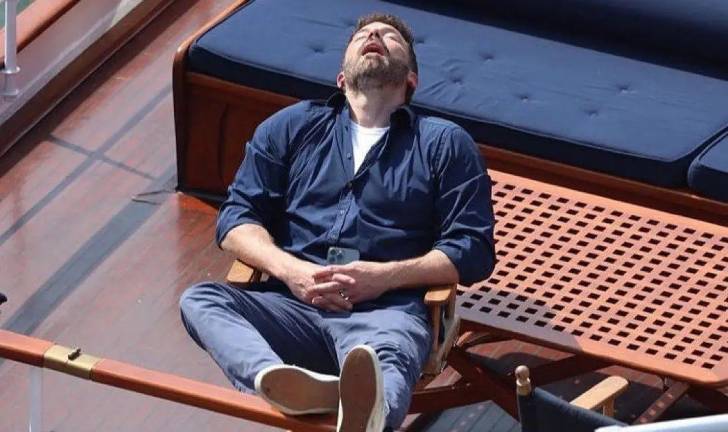 Captan a Ben Affleck dormido en una silla en su luna de miel