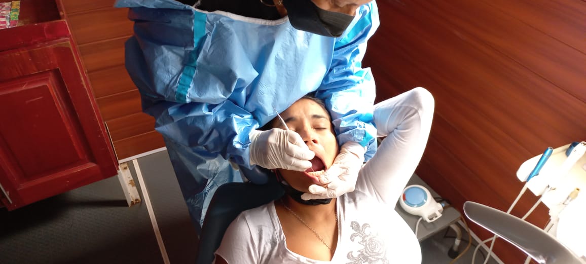 Familias aprovechan feria de salud para realizarse limpiezas dentales y ultrasonidos