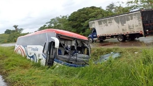 Colombia: volcamiento de bus deja cuatro muertos y 27 heridos