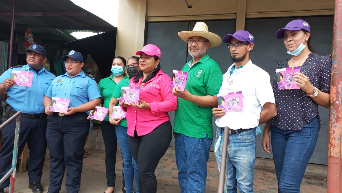 Comerciantes de Ciudad Sandino se informan sobre el contenido de la cartilla contra el femicidio