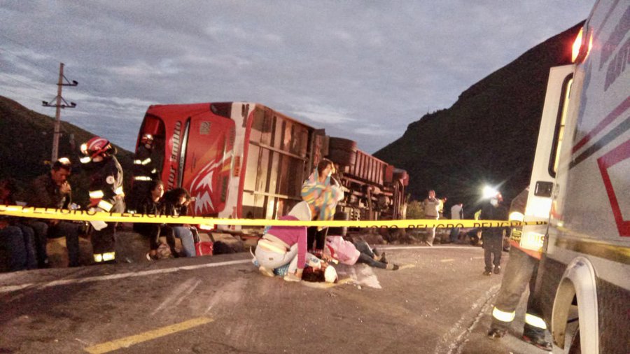 Al menos 9 fallecidos deja accidente de un autobús en Ecuador