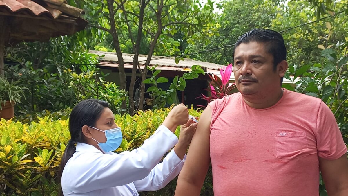 Familias continúan recibiendo las vacunas contra la Covid-19