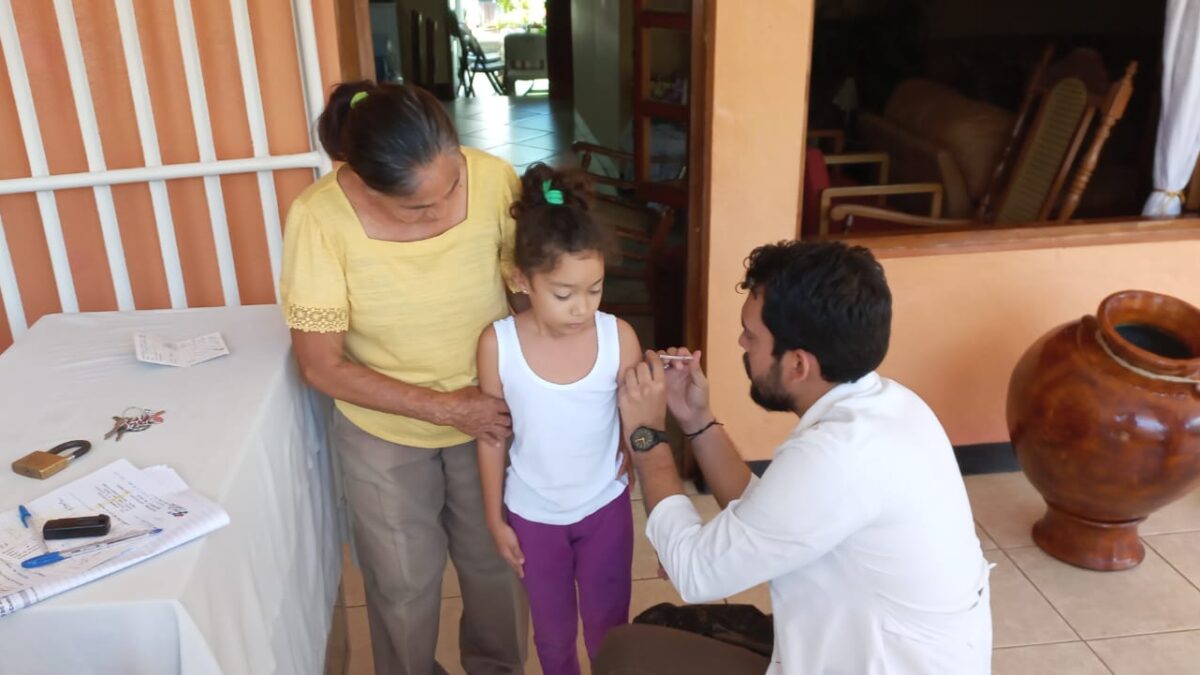 Familias del barrio Selim Shible completan esquemas de vacunación contra la Covid-19