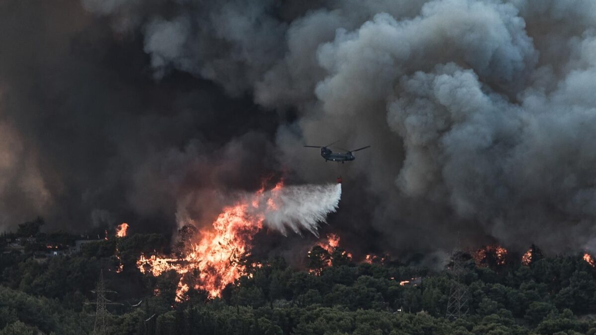 Incendio forestal en Grecia deja cientos de huéspedes evacuado