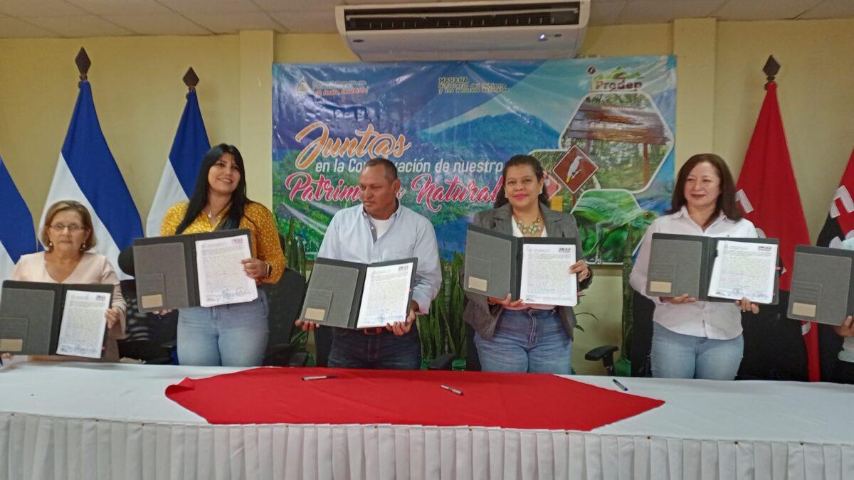 Marena firma convenio para el manejo de la reserva natural Serranía