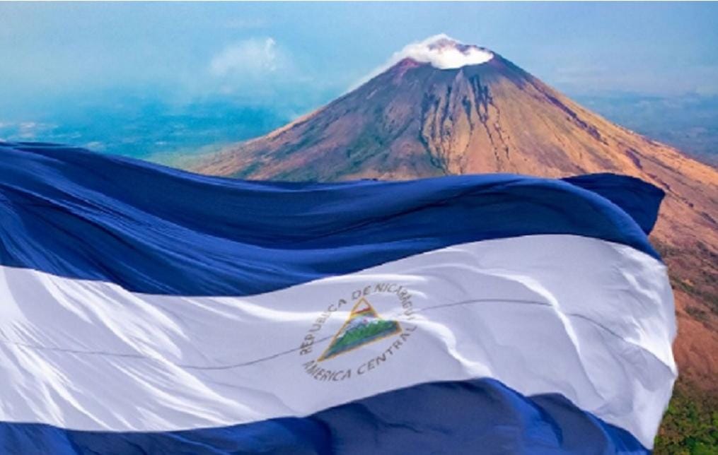 Nicaragüenses celebran con orgullo el Día de la Bandera Nacional