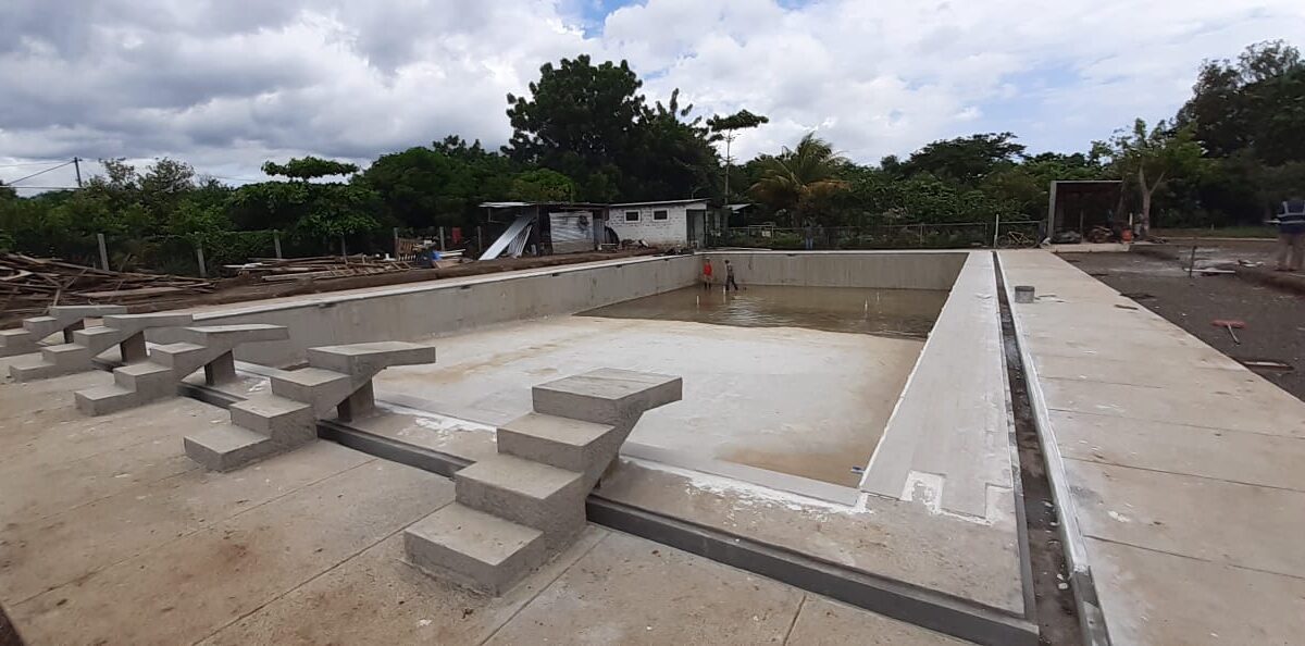 Casi lista moderna piscina semi olímpica y centro recreativo en Ciudad Sandino