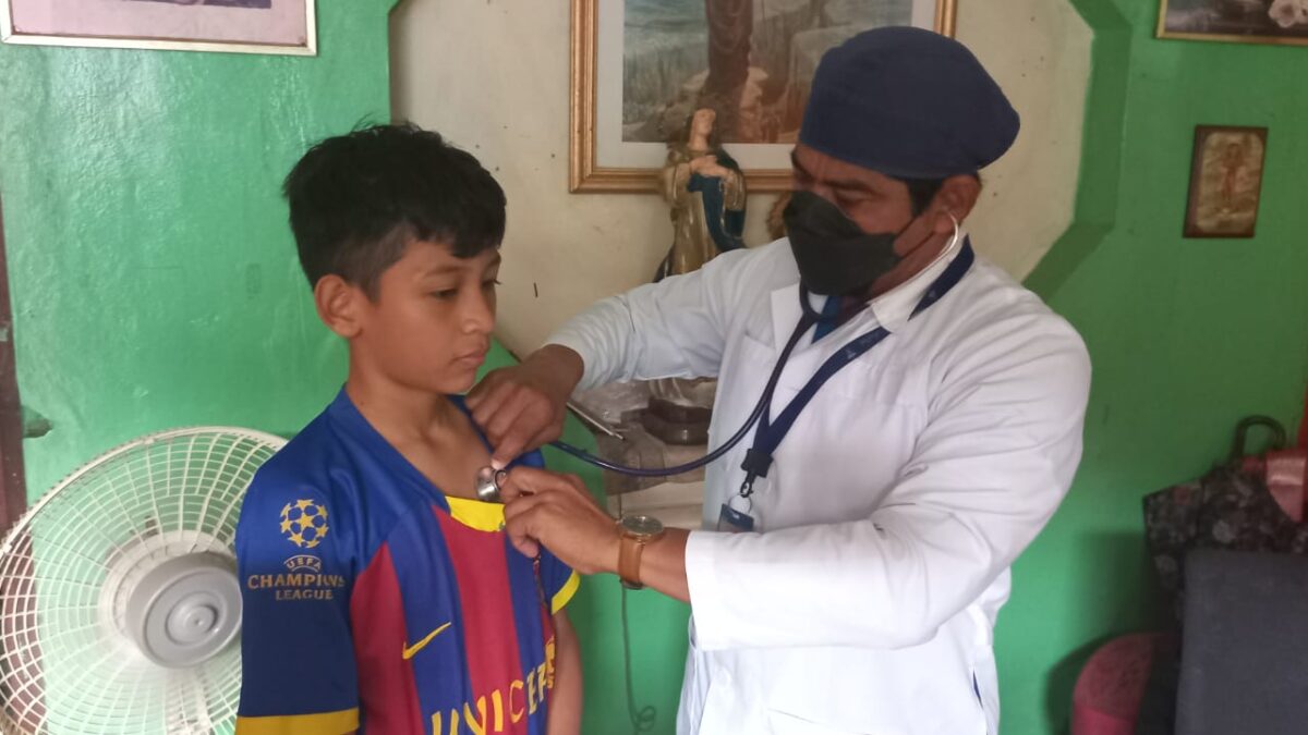 Pobladores de Las Brisas reciben atención médica en clínica móvil