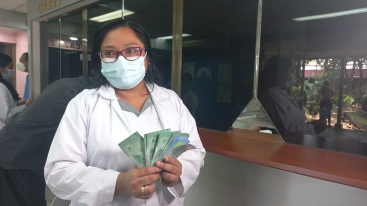 Trabajadores de la salud reciben pago adelantado de Julio