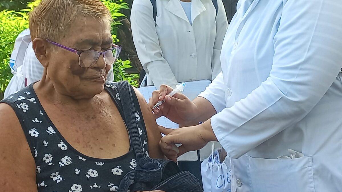 Realizan vacunacion contra la Covid-19 a familias del barrio 11 mayo
