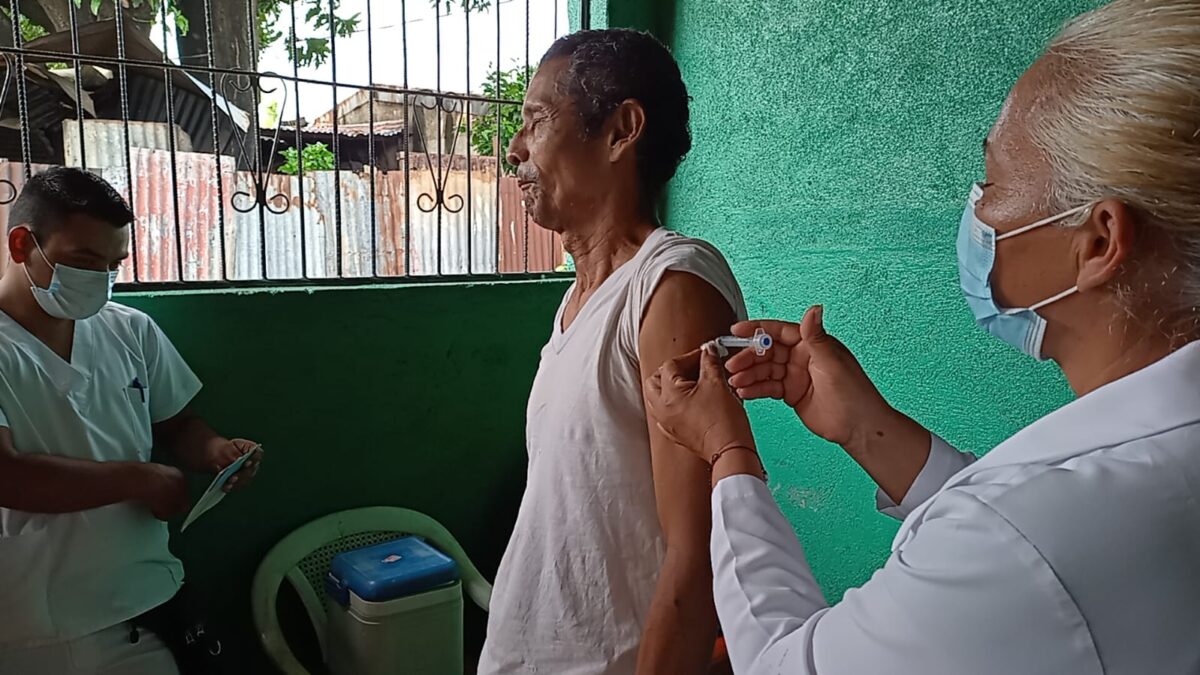 Medicos continúan batalla contra la Covid-19 en el barrio Jorge Cassaly
