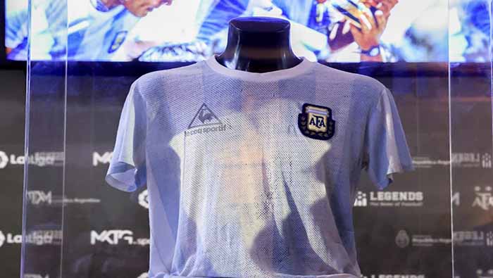 Exhiben camiseta de Diego Maradona en Exposición Legends