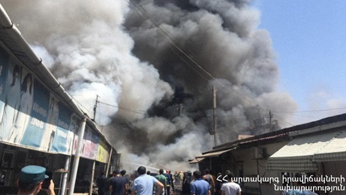 Continúan aumentando los fallecidos por explosión en un centro comercial de Ereván
