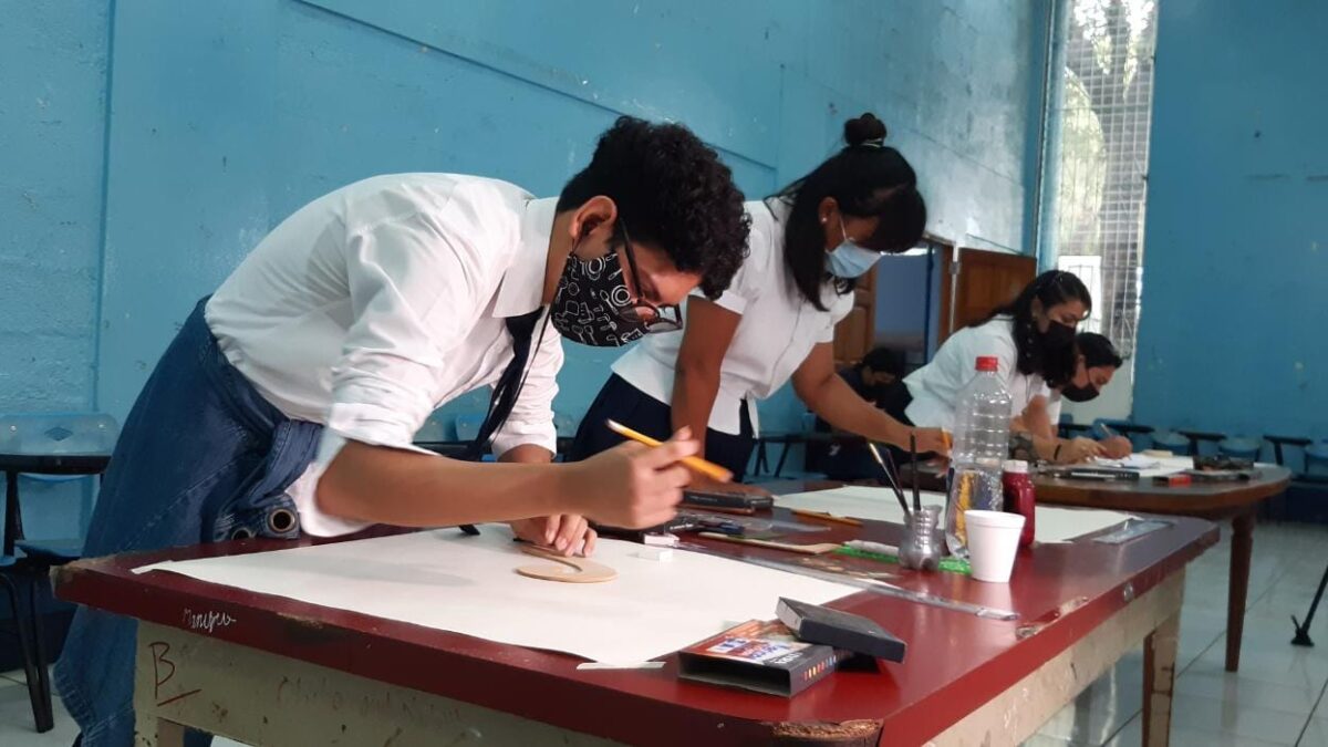 Futuros docentes participan en concurso de dibujos sobre tradiciones de Managua