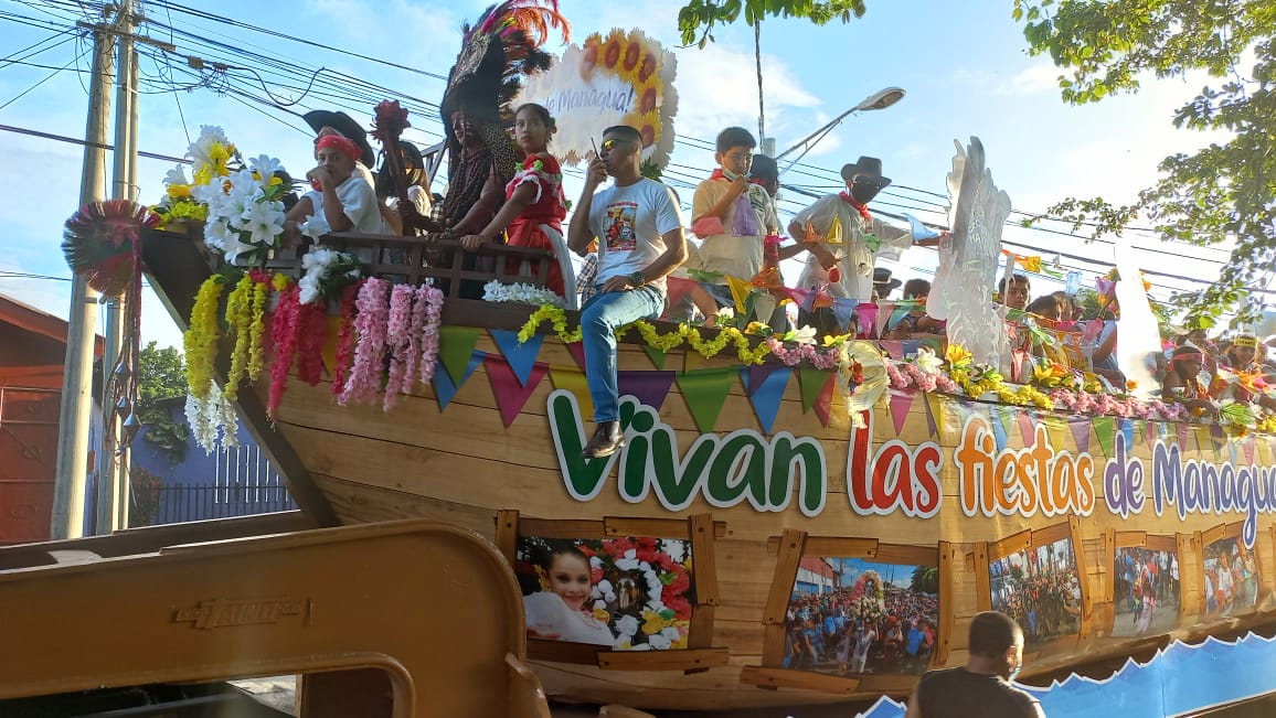 Centenares de familias asisten a la tradicional Vela del Barco, en el barrio San Judas