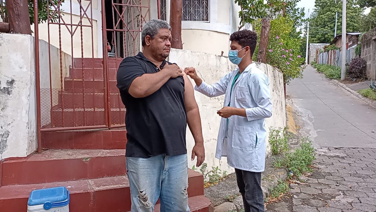 Familias del barrio 380 se inmunizan contra la Covid-19