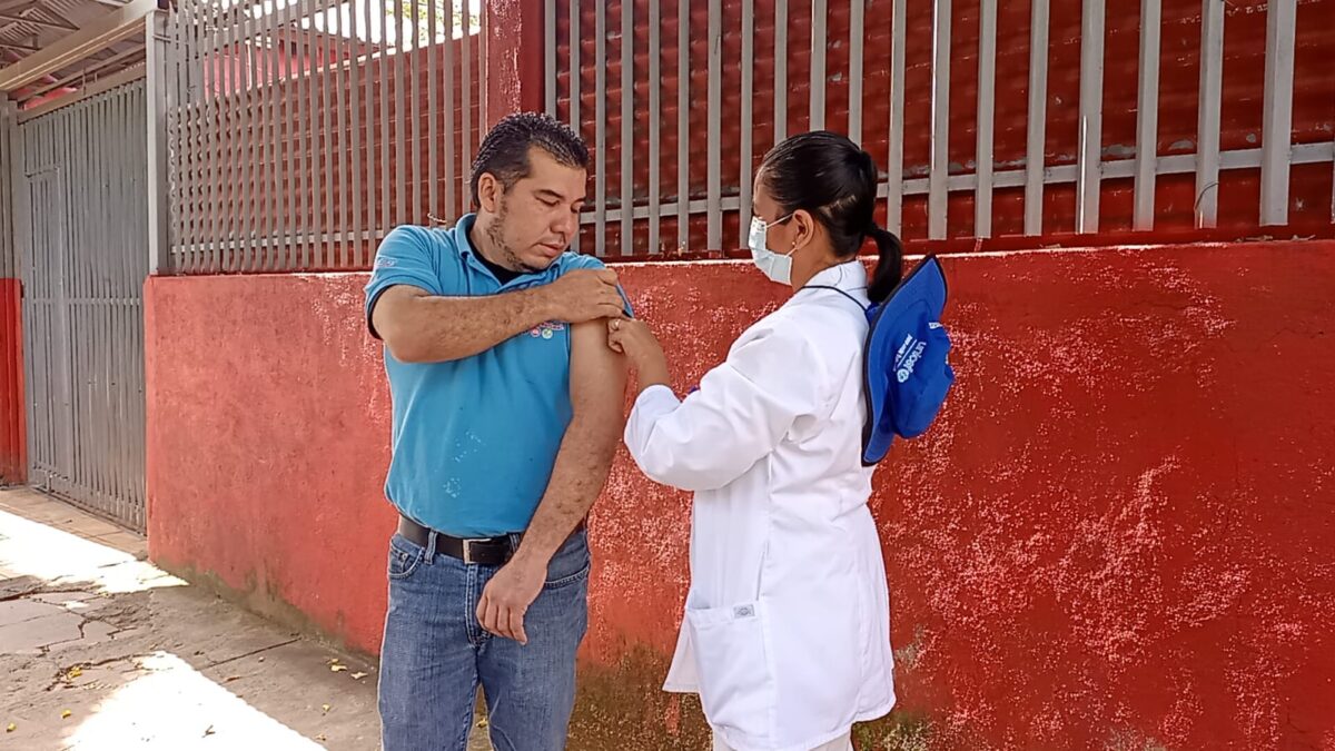 Familias del distrito II refuerzan su salud con vacunación contra la Covid-19