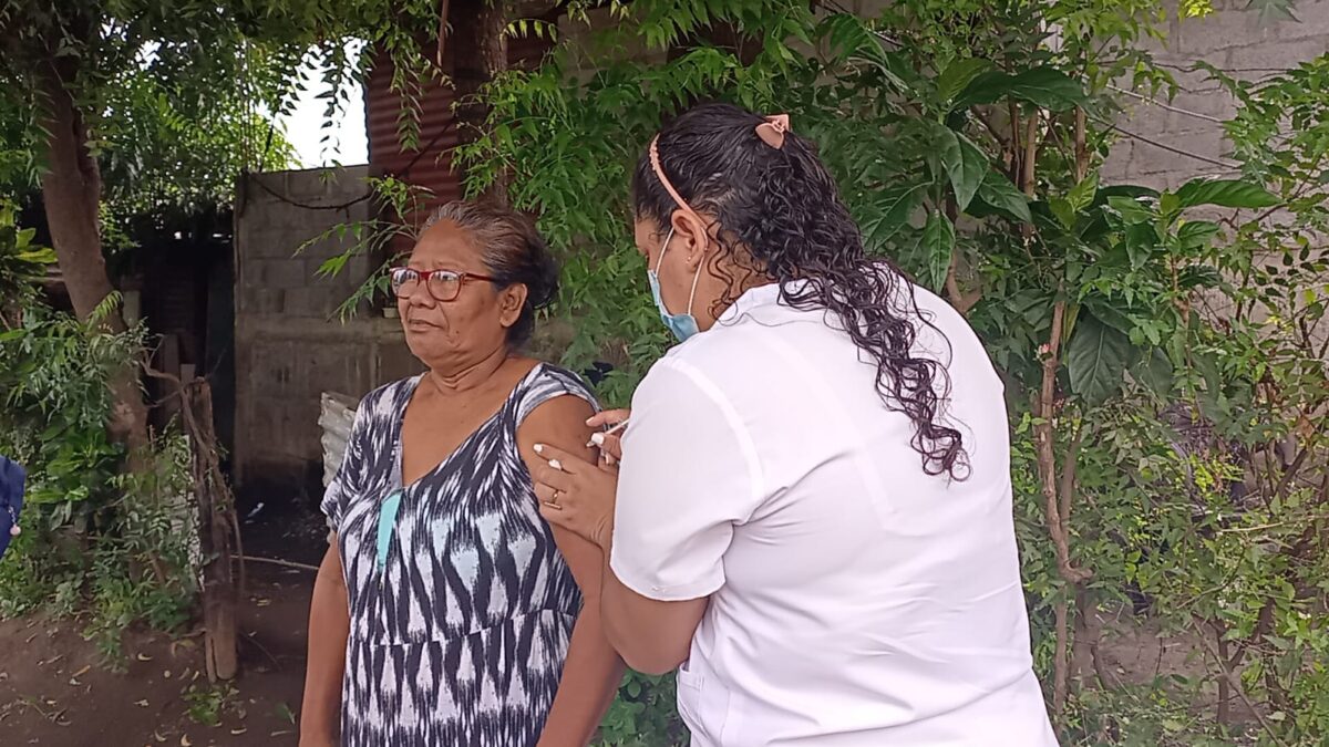 Familias del barrio Hugo Chávez continúan inmunizándose contra la Covid-19