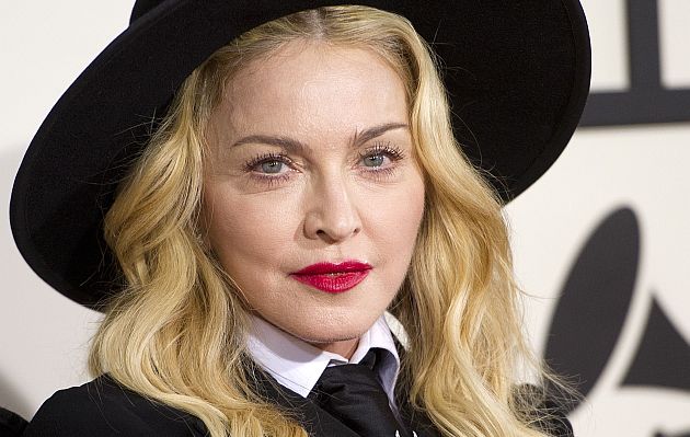Madonna cambia de look para utilizar carillas de oro en sus dientes